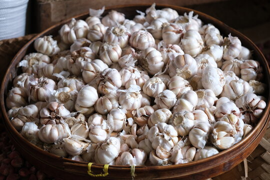 Indonesia Bali Negara - Pasar Umum Negara - State Public Market - Garlic basket