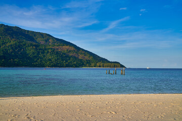 Fototapeta na wymiar Emply white sand beach with clear seascape of landscape for travel in koh lipe islands