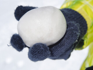 ものすごく固く丸めた雪玉(まるでみかんのような)