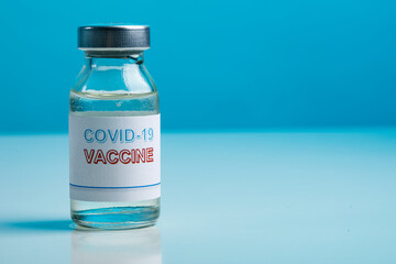 Obraz premium Flacone di vaccino contro il coronavirus , isolato su sfondo azzurro