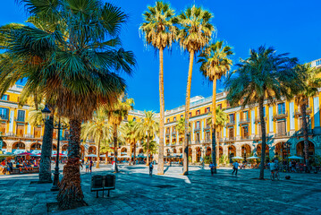 Obraz premium View of Royal Square (Placa Real) and Pedagogical Science Museum