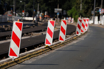 Absperrbaken, Baustellenabsperrung, Straßenbahnschienen, Erneuerung, Gleisbauarbeiten, Baustelle, Deutschland, Europa