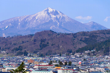 Fototapeta na wymiar 早春の磐梯山と会津若松市。福島、日本。４月中旬。