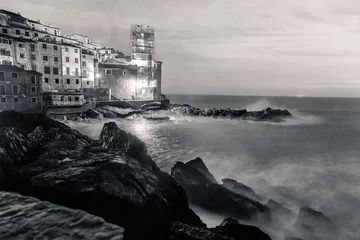 Crédence de cuisine en verre imprimé Noir et blanc Paysage marin noir et blanc de Tellaro vie la nuit, La Spezia, Ligurie