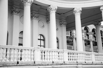 Obraz premium Architecture black and white background classical building with columns
