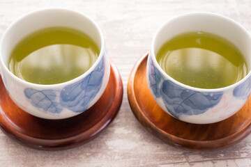 2個の木製のコースターにのった緑茶