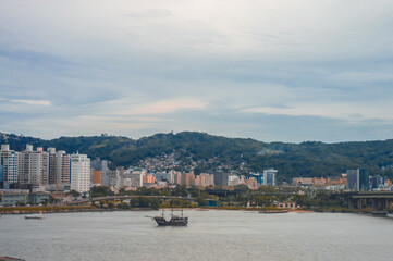 Obraz premium pirate ship in the middle of the sea