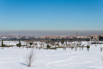 Fototapeta premium Boina de contaminación sobre Madrid después del paso de la tormenta Filomena, habiendo cubierto todo de nieve.