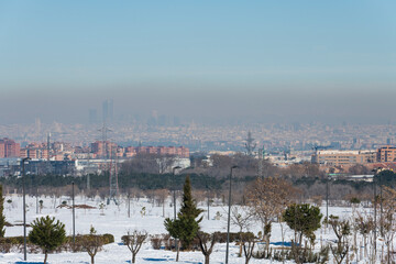 Boina de contaminación sobre Madrid después del paso de la tormenta Filomena, habiendo cubierto todo de nieve.