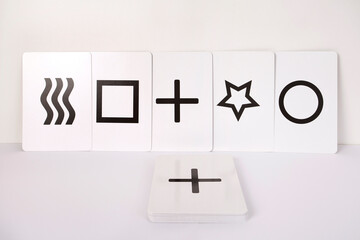 Composición de las 5 cartas Zener de mentalismo y psicología. Cuadrado, cículo, cruz, olas y estrella © Aida Servi
