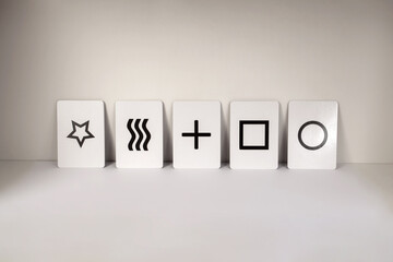 Composición de las 5 cartas Zener de mentalismo y psicología. Cuadrado, cículo, cruz, olas y estrella - obrazy, fototapety, plakaty
