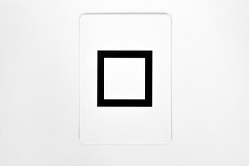 Carta de mentalismo Zener que representa un cuadrado. Aislado sobre fondo blanco.