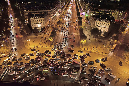 Champs Elys&eacute;es de nuit vu depuis l'arc de triomphe