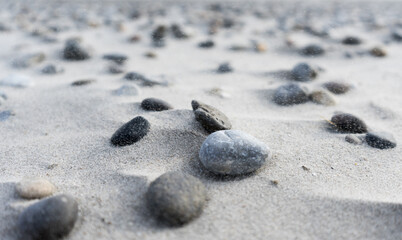 Steine am weißen Strand
