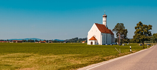 Fototapeta premium Beautiful church Saint Coloman on a sunny day near the famous castle Neuschwanstein, Schwangau, Bavaria, Germany