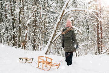 Naklejka premium family fun in winter on a sled in the forest