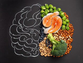 Chalk hand drawn brain with assorted food, food for brain health and good memory: fresh salmon fish, green vegetables, nuts, berries on black background. Foods to boost brain power, top view
- 406727553