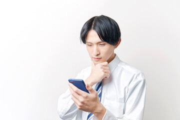 スマホを使うビジネスマン　考える