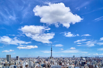 Obraz premium clouds over the city, japan