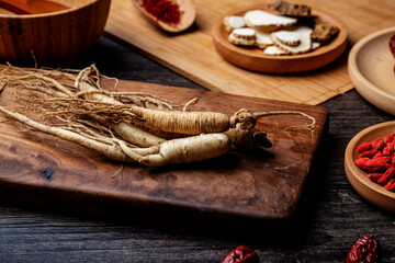 Ginseng, wolfberry and jujube are in the wooden plate