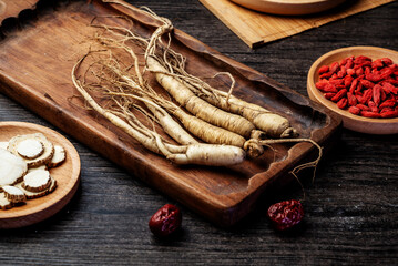 Ginseng, wolfberry and jujube are in the wooden plate