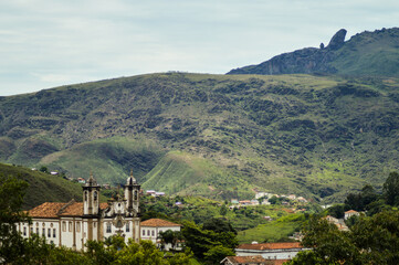 Igreja e Pico Itacolomi