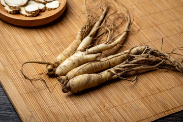 Ginseng, wolfberry and jujube are in the wooden plate