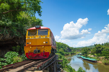 Obraz premium trains running on death railways track crossing kwai river in kanchanaburi thailand this railways important destination of world war II history builted by soldier prisoners