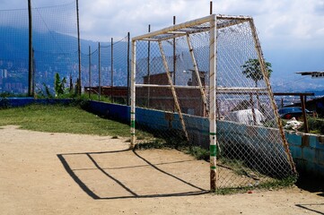 Porteria de futbol en barrio pobre de Medelin © Roger