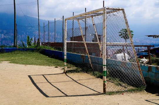 Porteria de futbol en barrio pobre de Medelin