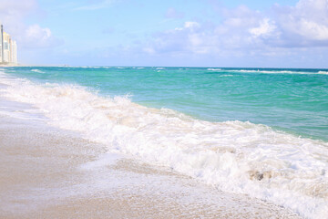 olas del mar llegando a la playa durante el dia