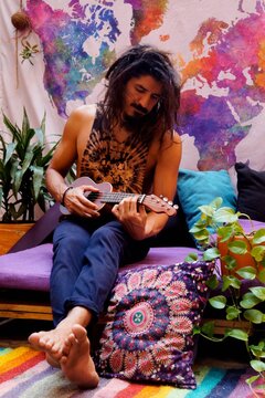 Hombre con rastas tocando el ukelele