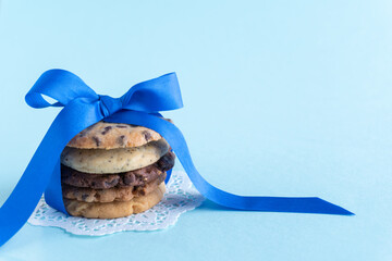 青いリボンのクッキー　水色背景