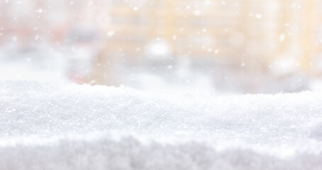 Winterschneehintergrund. Ein Blick aus einem Fenster nach einem Schneefall. Schneeverwehungen in einer Stadt