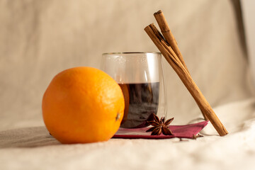 roter Glühwein mit Orange und Zimtstangen (weisser Hintergrund)