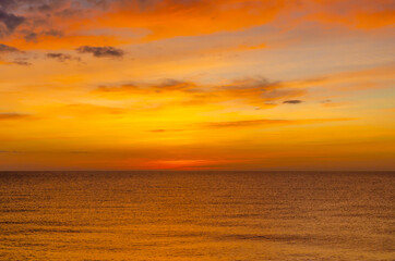Naklejka premium Sunrise over the sea in the early morning.