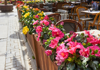 Fototapeta na wymiar Outdoor street coffee decorated flowers.