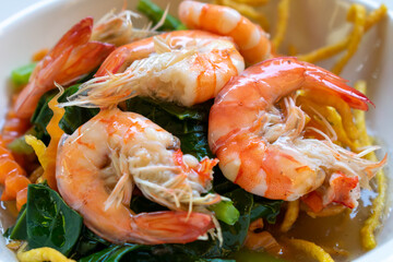 Boiled prawns in Thai noodles