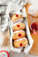 Leckere gefuellte Krapfen