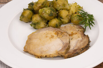 assiette de rôti de porc et chou de Bruxelles 