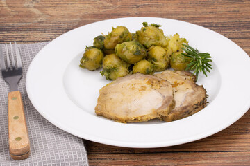 assiette de rôti de porc et chou de Bruxelles 