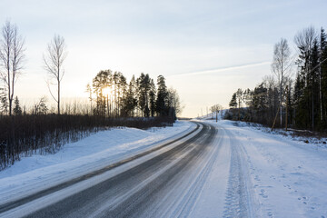 Obraz premium in the winter cold sunset black asphalt looks frozen