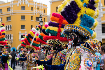 Pasacalles en la ciudad de Lima. Danzantes conocidos como Los Negritos.