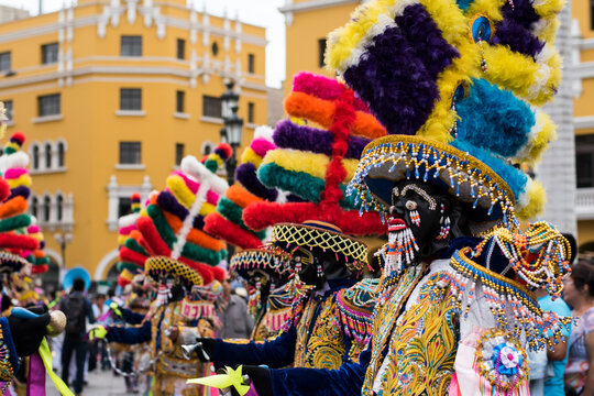 Pasacalles en la ciudad de Lima. Danzantes conocidos como Los Negritos.