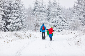 Vater und Sohn gehen zum Rodeln