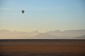 Ballon bei Sonnenaufgang in der Namibwüste