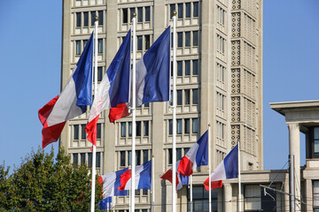 Französische Fahnen vor dem Rathaus in Le Havre, Frankreich.