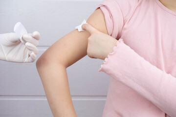 the child has pinched the injection site with his hand and the doctor wants to apply a plaster