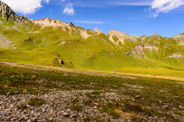 Fanealm und Wilder See in Suedtirol, Italy,  Almlandschaft mit grünen Wiesen und blauem Himmel  Schäfchenwolken, im Sommer, Alpine pastures with green meadows blue skies and fleecy clouds, in summer © Zippl W.