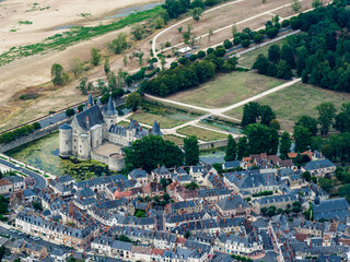 vue aérienne du château de Sully-sur-Loire dans le Loiret en France